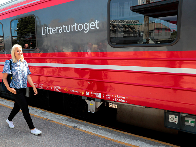 Kronprinsessen ankommer Litteraturtoget i Kristiansand. Foto: Lise Åserud / NTB scanpix